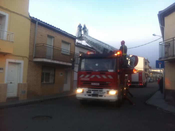 Dos dotaciones de bomberos de Coria retiran una estructura que el viento derribó en Moraleja