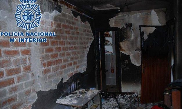 Agentes de la Policía Nacional rescatan en Cáceres a una familia tras incendiarse la vivienda en la que dormían