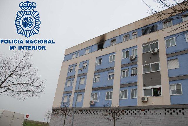 Agentes de la Policía Nacional rescatan en Cáceres a una familia tras incendiarse la vivienda en la que dormían