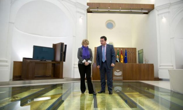 El presidente del Parlamento de Extremadura recibe la visita institucional de la Defensora del Pueblo