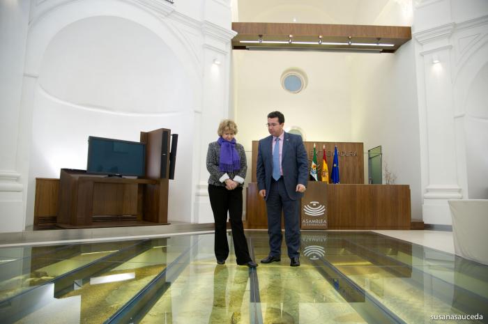 El presidente del Parlamento de Extremadura recibe la visita institucional de la Defensora del Pueblo