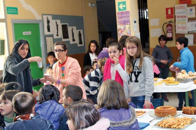 El colegio Luis Chamizo de Pinofranquedo celebra un mercadillo solidario con motivo del Día de la Paz