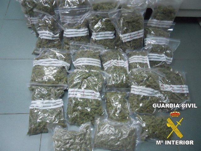 La Guardia Civil detiene a un hombre de 39 años  cuando transportaba más de cinco kilogramos de marihuana