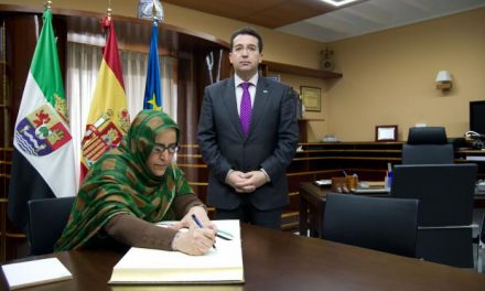 El presidente del Parlamento recibe la visita institucional de la nueva delegada saharaui en Extremadura