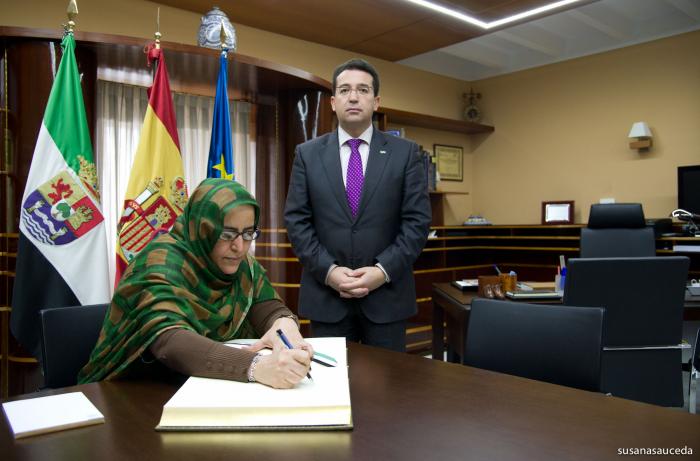 El presidente del Parlamento recibe la visita institucional de la nueva delegada saharaui en Extremadura