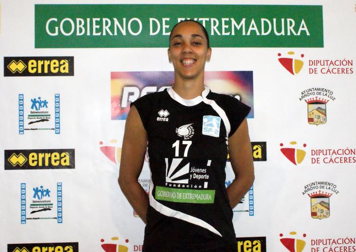 La brasileña Flavia Lima deslumbra con su juego y el Extremadura Arroyo vence al Cantabria Deporte