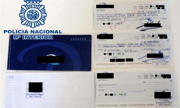 La Policía Nacional detiene a un hombre de 45 años  por intentar cobrar cheques falsos
