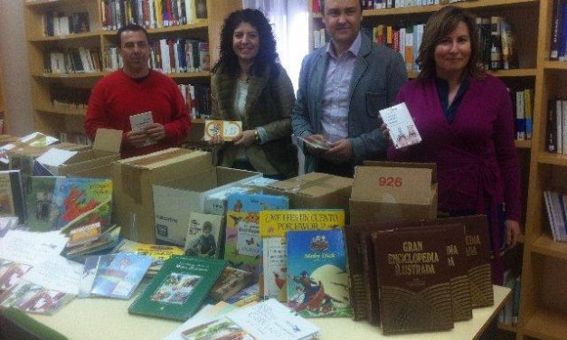 La Agencia de Lectura de Puebla de Argeme recibe un lote de 200 libros de la Consejería de Agricultura