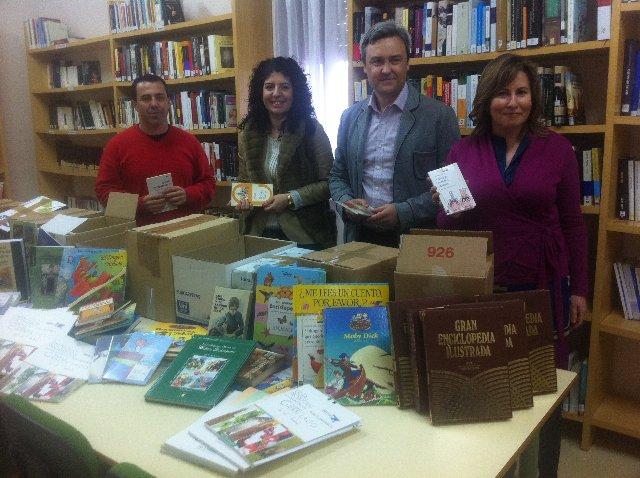 La Agencia de Lectura de Puebla de Argeme recibe un lote de 200 libros de la Consejería de Agricultura