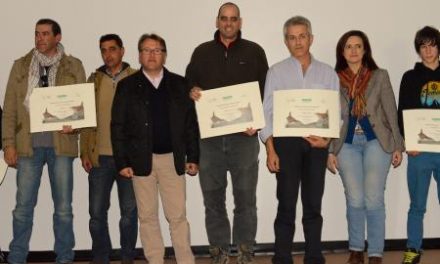 Del Moral entrega el primer premio del concurso de fotografía de la Feria Internacional de Ornitología