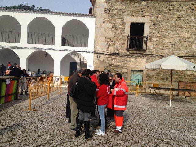 Voluntarios de Cruz Roja recaudan en el Día de la Banderita celebrado en Alcántara más de 550 euros
