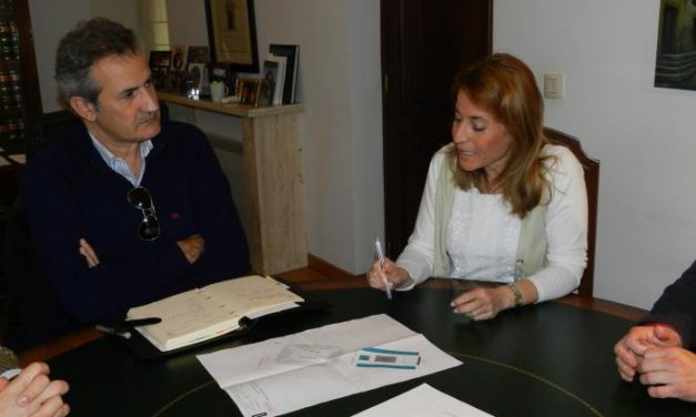 La alcaldesa de Cáceres se reúne con los organizadores del World Pádel Tour que acogerá la ciudad en mayo