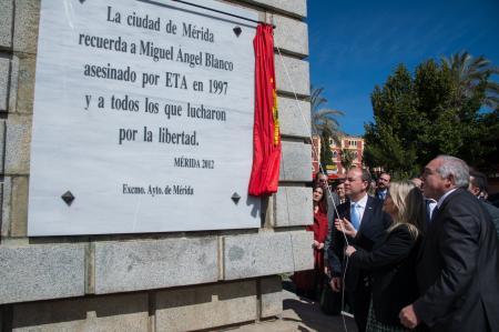 Extremadura recuerda al edil asesinado por ETA Miguel Ángel Blanco con una placa de homenaje en Mérida