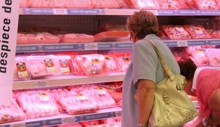 UPA denuncia a la gran distribución por la utilización del pollo como producto reclamo en el supermercado