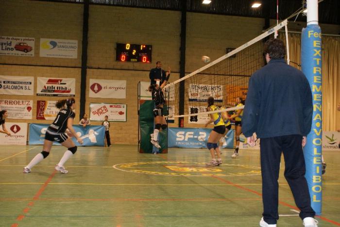 El Extremadura Arroyo cede ante el Feel Volley Alcobendas y sale de los puestos de ascenso