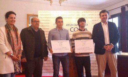 Coria entrega dos becas de 1.000 euros cada una a los dos mejores expedientes académicos del IES Alagón