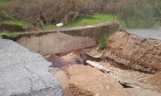 Las intensas lluvias provocan el derrumbe del puente de La Carlomana en el término de Torrejoncillo