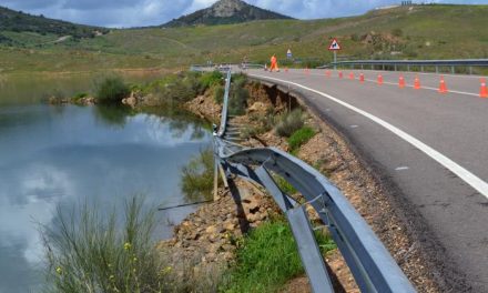 La Consejería de Fomento habilita un carril alternativo para el tráfico en la EX-322 en la provincia de Badajoz