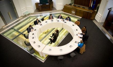 Manzano promoverá un encuentro entre los portavoces parlamentarios y directivos de CERMI