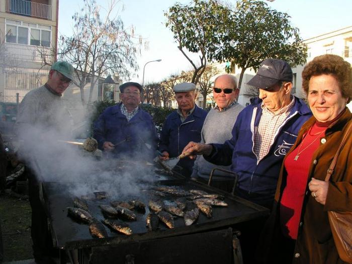 El Hogar de los Pensionistas de Coria asa alrededor de 30 kilos de sardinas y despide las fiestas del carnaval