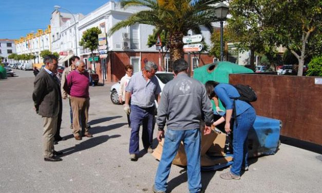 Técnicos especializados analizan el interior de los contenedores de residuos Valencia de Alcántara
