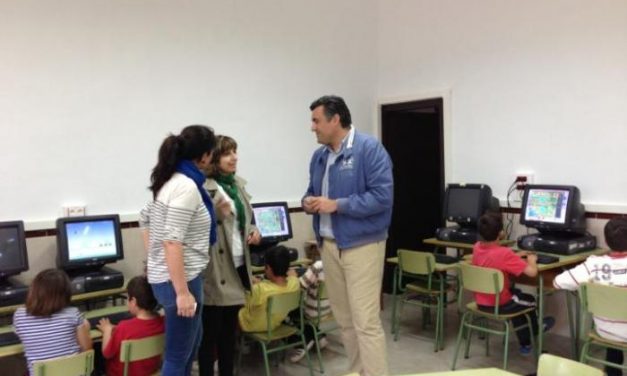 García Ballestero visita el aula de informática del colegio público San José de Rincón del Obispo