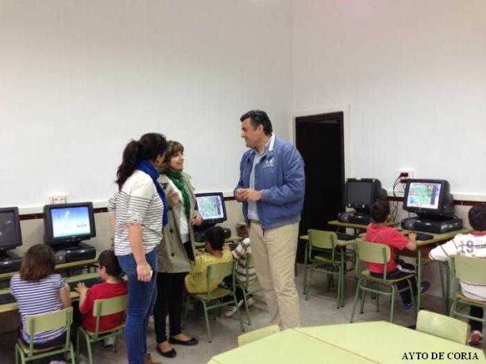 García Ballestero visita el aula de informática del colegio público San José de Rincón del Obispo