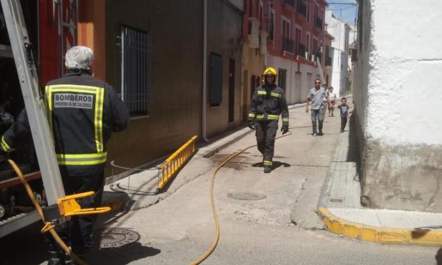 Varios vecinos  evitan la propagación de un incendio originado en un edificio de Moraleja