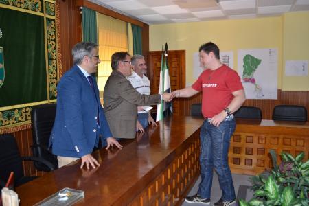 Víctor del Moral entrega siete viviendas de Protección Oficial de Régimen Especial a familias de Losar de la Vera