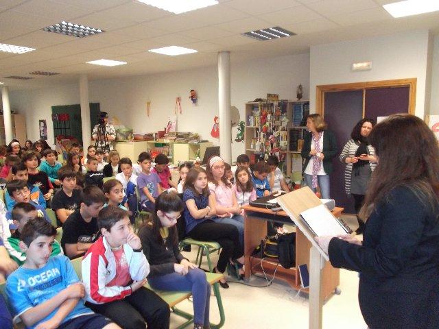 El Colegio Público El Pilar de Plasencia celebra el día del libro con una lectura compartida