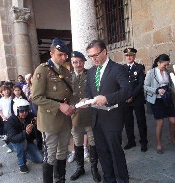 La Guardia Real realiza un pasacalles en Plasencia y entrega un escudo a la corporación municipal