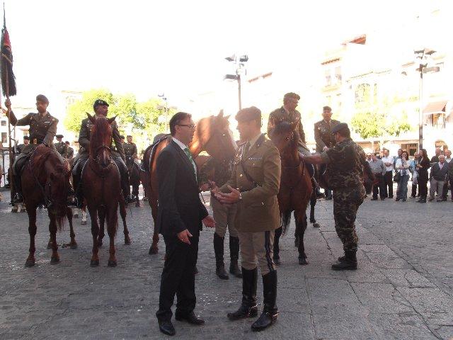 La Guardia Real realiza un pasacalles en Plasencia y entrega un escudo a la corporación municipal