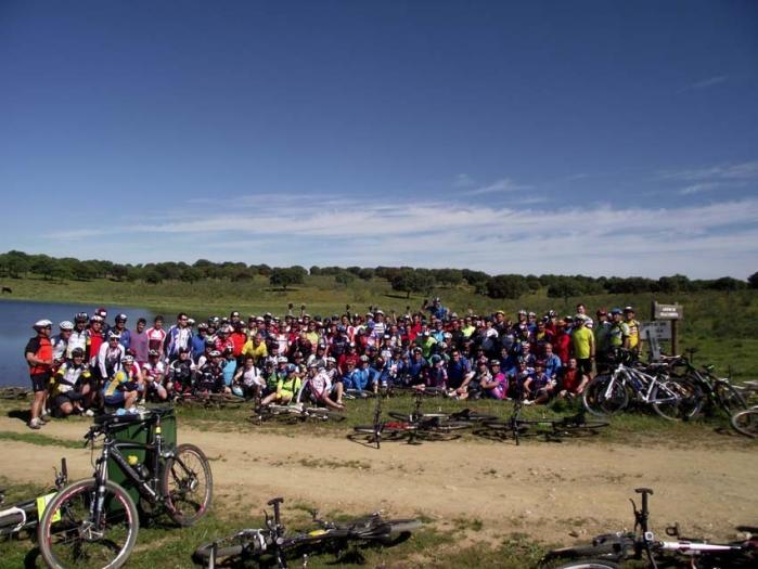 La ruta convivencia en BTT de Primavera en la Dehesa congrega a 150 ciclistas en el Valle del Alagón