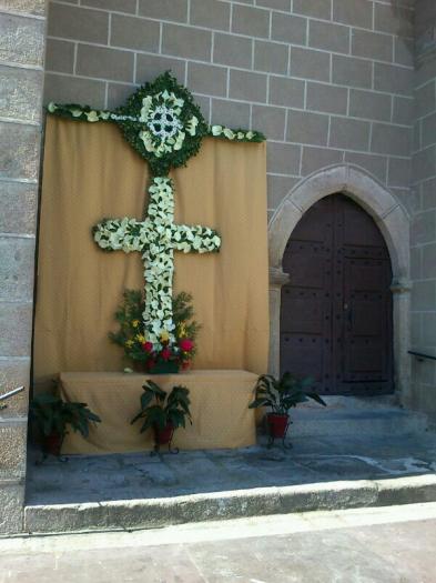 Valencia de Alcántara celebra la festividad de Las Cruces de Mayo con la participación de vecinos de todas las edades