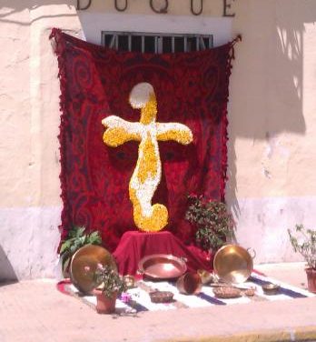 Valencia de Alcántara celebra la festividad de Las Cruces de Mayo con la participación de vecinos de todas las edades