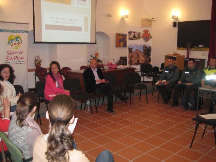 Profesionales de diversos ámbitos avanzan en la lucha contra la violencia de género en Valencia de Alcántara