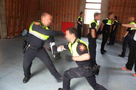 Policías Locales de la región se forman en Almendralejo en intervención ante amenazas con arma blanca