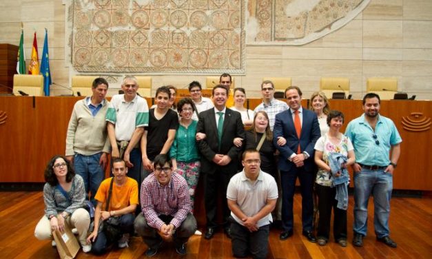 Alumnos del Taller  ‘Luis Zambrano’ de Badajoz y del Colegio ‘El Vivero’ visitan el Parlamento de Extremadura