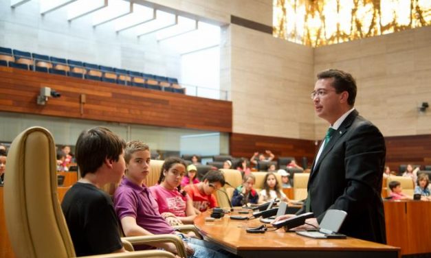 Alumnos del Taller  ‘Luis Zambrano’ de Badajoz y del Colegio ‘El Vivero’ visitan el Parlamento de Extremadura