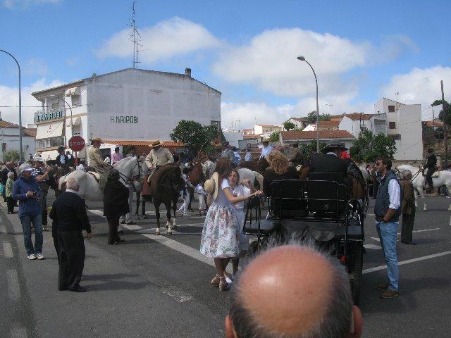 Cientos de romeros viven con fervor y alegría la tradicional romería urbana de San Isidro en Valencia de Alcántara