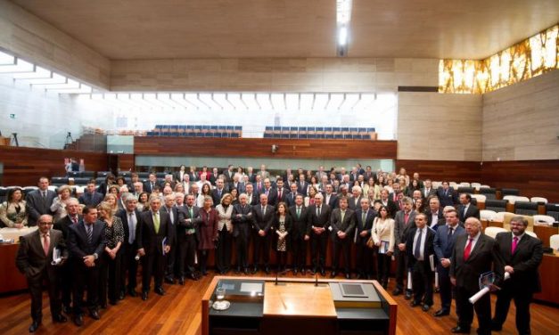 El Parlamento de Extremadura celebra su 30 aniversario con una defensa de la etapa autonómica