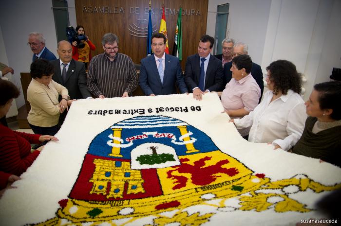 Placeat entrega un tapiz al presidente del Parlamento con motivo del 30 aniversario de la Cámara regional