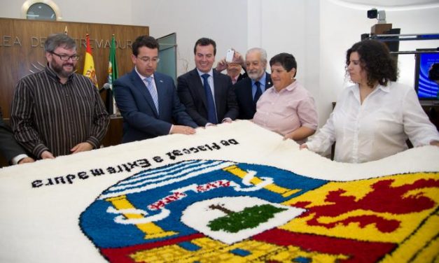 Placeat entrega un tapiz al presidente del Parlamento con motivo del 30 aniversario de la Cámara regional