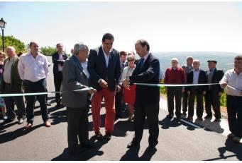 Laureano León inaugura el  acondicionamiento de la carretera que une El Torno con la N-110