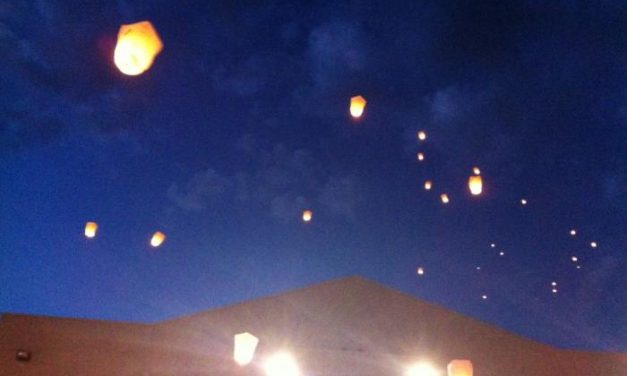 Moraleja lanza decenas de farolillos al cielo en memoria de los fallecidos por la explosión de la fábrica