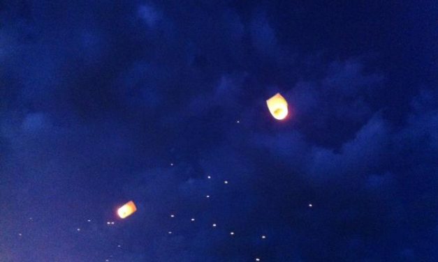 Moraleja lanza decenas de farolillos al cielo en memoria de los fallecidos por la explosión de la fábrica