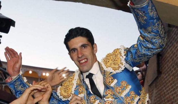 El diestro pacense Alejandro Talavante se muestra orgulloso tras su salida a hombros de Las Ventas