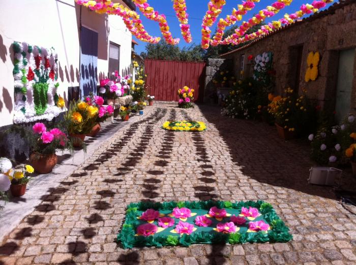 Cientos de turistas visitan aldea de Santa Margarida para participar en el popular Festival de las Flores