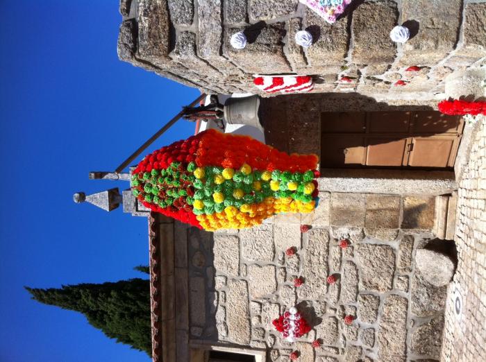 Cientos de turistas visitan aldea de Santa Margarida para participar en el popular Festival de las Flores