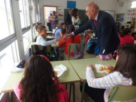 El programa de consumo de fruta en los colegios implica a 51 centros para llegar a 14.000 niños extremeños